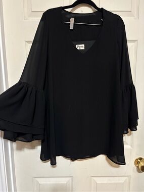Show me your Mumu Black V-Neck Ruffle Sleeve Women's Top can fit up to a M